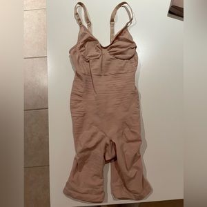 Skims full bodysuit with open gusset